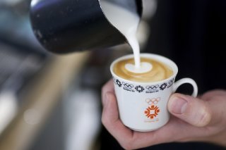 Le cours du café arabica a atteint mercredi son niveau le plus haut depuis près de cinquante ans, l'offre étant limitée en raison d'inquiétudes sur les récoltes au Brésil, touché cette année par d'importantes sécheresses. (archives) KEYSTONE/AP/ARMIN DURGUT